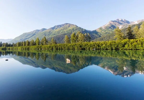 アラスカ州のツンドラにあるセレニティ湖 — ストック写真