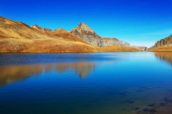 Adegan Tenang Tepi Danau Pegunungan Dengan Refleksi Batu Batu Air — Stok Foto