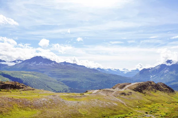 Yazın Alaska 'nın Picturesque Dağları. Karla kaplı kütleler, buzullar ve kayalık tepeler.