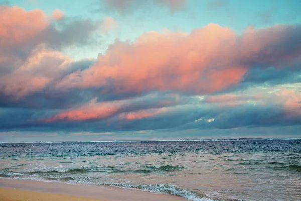 海の海岸での景色のカラフルな夕日 壁紙や背景画像のために良い — ストック写真