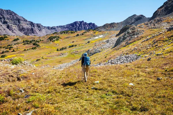 秋の山の中でハイキング 秋のテーマ — ストック写真