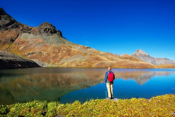 Mochileiro Caminhada Nas Montanhas Outono — Fotografia de Stock