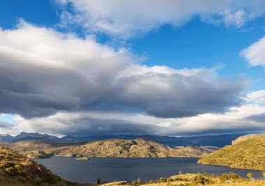 Patagonya 'daki güzel dağ manzaraları. Güney Amerika, Arjantin 'de dağlar gölü.