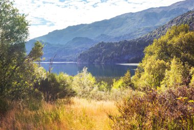 Patagonya 'daki güzel dağ manzaraları. Güney Amerika, Arjantin 'de dağlar gölü.