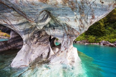 General Carrera, Patagonya, Şili gölünde alışılmadık mermer mağaraları. Carretera Austral seyahat.