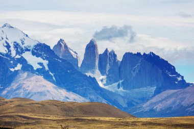 Şili 'deki Torres del Paine Ulusal Parkı' ndaki güzel dağ manzaraları. Dünyaca ünlü yürüyüş bölgesi.