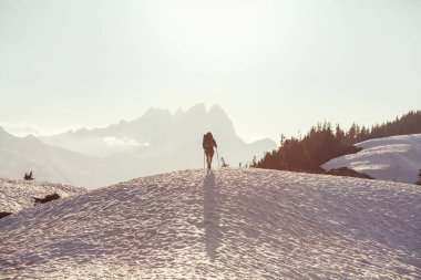 Backpacker sonbahar dağlarında zam