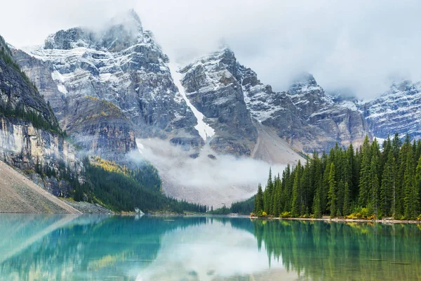 Belles Eaux Turquoise Lac Moraine Avec Des Sommets Enneigés Dessus — Photo