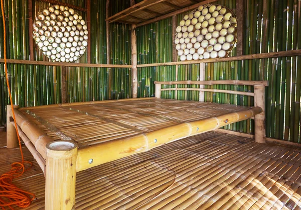 Tropikal Adada Yeşil Bambu Kulübesi — Stok fotoğraf