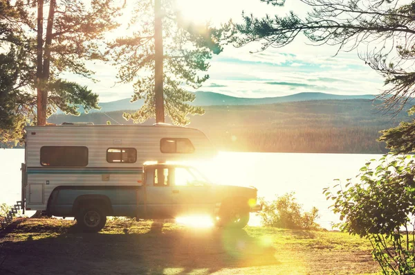 Karavan Zaparkovaný Břehu Jezera Horách Letní Sezóna Kanadě — Stock fotografie