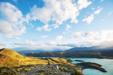 Patagonya 'daki güzel dağ manzaraları. Güney Amerika, Arjantin 'de dağlar gölü.
