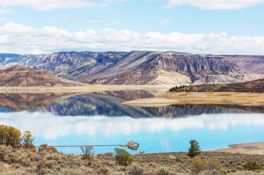 Yaz mevsiminde dağlarda huzur gölü. Güzel doğal manzaralar..
