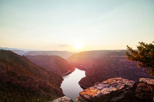 Hiker Flaming Gorge Recreation Area — Stock Photo, Image