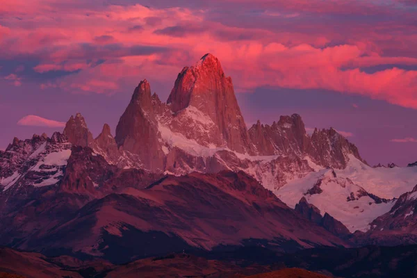 Słynny Cerro Fitz Roy Jeden Najpiękniejszych Najtrudniejszych Akcentowania Skalistych Szczytów — Zdjęcie stockowe