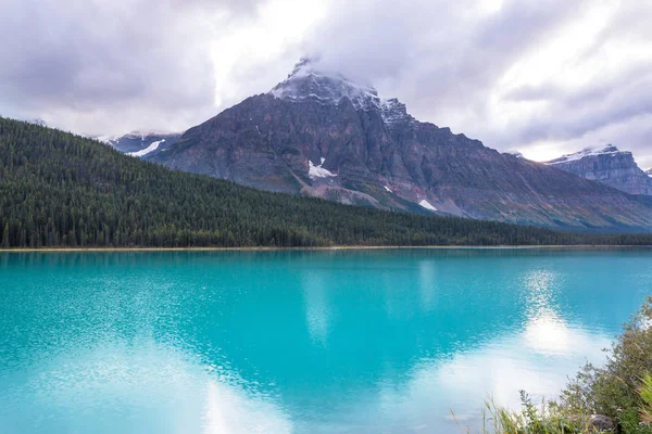 Spokojna Scena Nad Jeziorem Kanadzie Odbiciem Skał Spokojnej Wodzie — Zdjęcie stockowe
