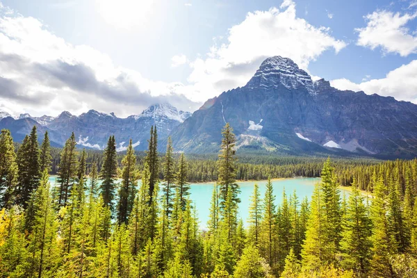 Escena Serena Junto Lago Montaña Canadá Con Reflejo Las Rocas — Foto de Stock