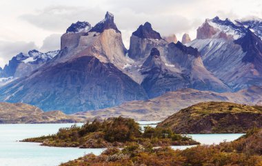 Şili 'deki Torres del Paine Ulusal Parkı' ndaki güzel dağ manzaraları. Dünyaca ünlü yürüyüş bölgesi.