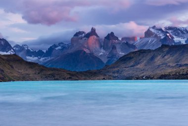 Şili 'deki Torres del Paine Ulusal Parkı' ndaki güzel dağ manzaraları. Dünyaca ünlü yürüyüş bölgesi.