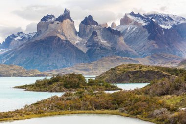 Şili 'deki Torres del Paine Ulusal Parkı' ndaki güzel dağ manzaraları. Dünyaca ünlü yürüyüş bölgesi.
