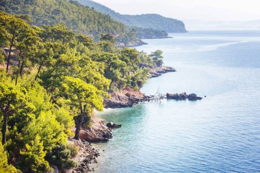 Türkiye 'nin güzel deniz kıyıları. Lycian yürüyüşü boyunca şaşırtıcı doğal manzaralar..