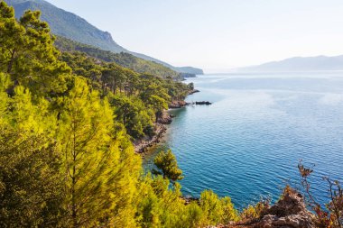 Türkiye 'nin güzel deniz kıyıları. Lycian yürüyüşü boyunca şaşırtıcı doğal manzaralar..