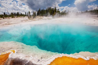 İlham verici doğal bir geçmiş. Yellowstone Ulusal Parkı 'ndaki havuz ve gayzer alanları, ABD.