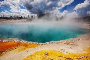 İlham verici doğal bir geçmiş. Yellowstone Ulusal Parkı 'ndaki havuz ve gayzer alanları, ABD.