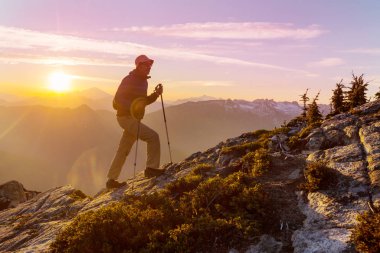 Backpacker sonbahar dağlarında zam