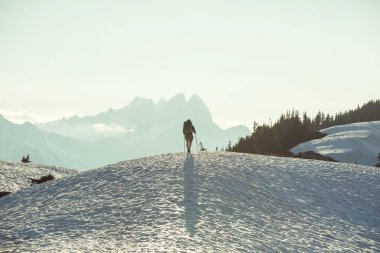 Backpacker sonbahar dağlarında zam