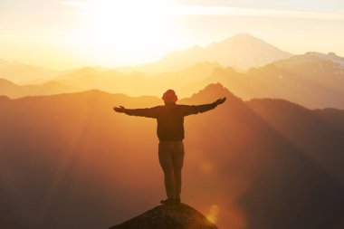 Dağlarda manzaralı günbatımı. Sonbahar mevsimi.