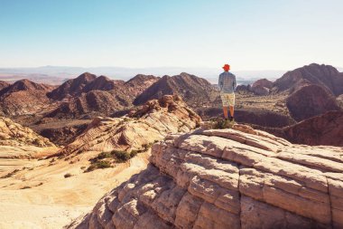 Utah dağlarında yürüyüş. Alışılmadık doğal manzaralarda yürüyüş. Fantastik kumtaşı oluşumları.
