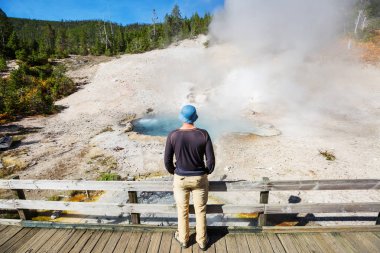 Yellowstone Ulusal Parkı 'ndaki turist, ABD