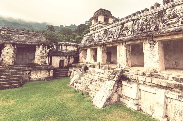 Edificio Piramidal Sitio Arqueológico Maya — Foto de Stock