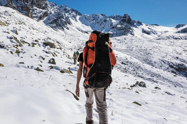 Escursionisti Nelle Montagne Invernali — Foto Stock