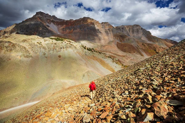 Backpacker Beim Wandern Den Herbstbergen — Stockfoto