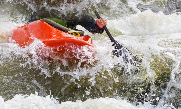 Whitewater Kajakarstwo Ekstremalne Spływy Kajakowe Górskiej Rzece — Zdjęcie stockowe