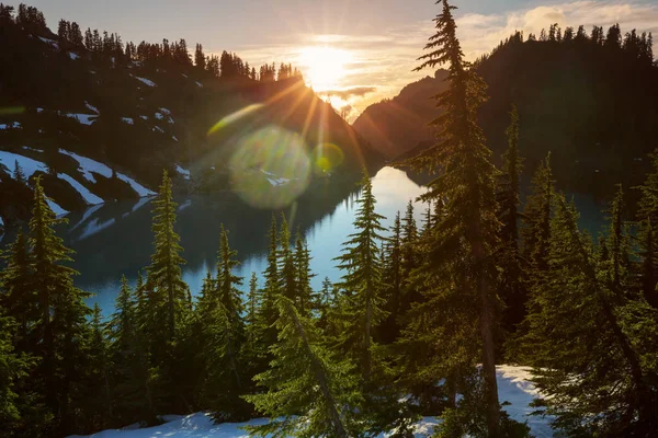 Klidné Jezero Horách Letní Sezóně Krásné Přírodní Krajiny — Stock fotografie