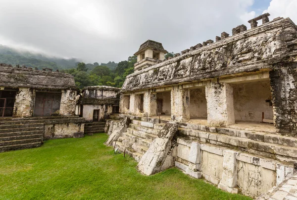 Edificio Piramidal Sitio Arqueológico Maya — Foto de Stock