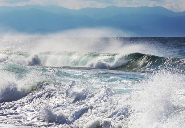 Blaue Welle Strand Hintergrund Und Sonnenlicht Verschwimmen Dramatischer Natürlicher Hintergrund — Stockfoto