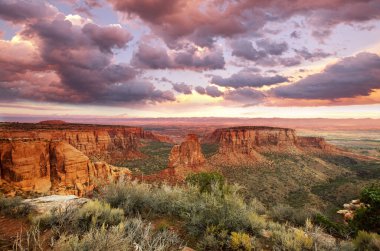 Colorado Ulusal Anıt Parkı 'ndaki dağların gündoğumunda manzarası, ABD, Colorado