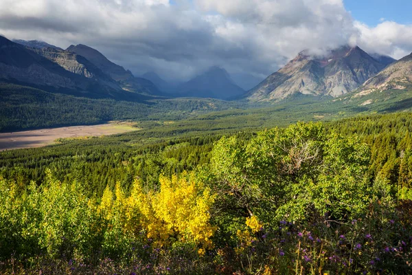 Malownicze Skaliste Szczyty Parku Narodowego Glacier Montana Usa Piękne Krajobrazy — Zdjęcie stockowe