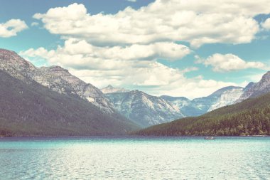 Yaz mevsiminde dağlarda huzur gölü. Güzel doğal manzaralar..