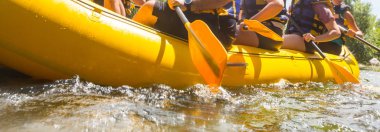 Rafting takımı, yaz ekstrem su sporları.