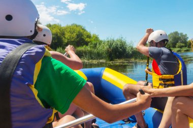 Rafting takımı, yaz ekstrem su sporları.