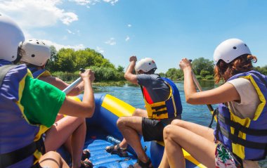 Rafting takımı, yaz ekstrem su sporları.