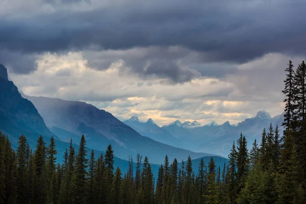 Pittoresca Vista Sulle Montagne Rocciose Canadesi Nella Stagione Estiva — Foto Stock