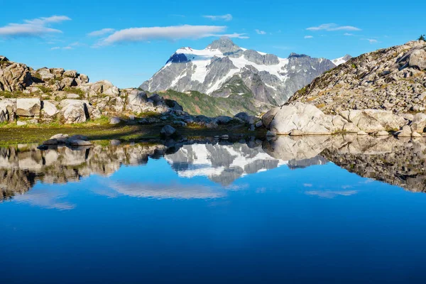 Uomo Che Guarda Sulla Bellissima Vetta Del Monte Shuksan Washington — Foto Stock