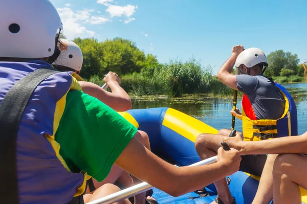 ラフティングチーム夏の極端なウォータースポーツ — ストック写真