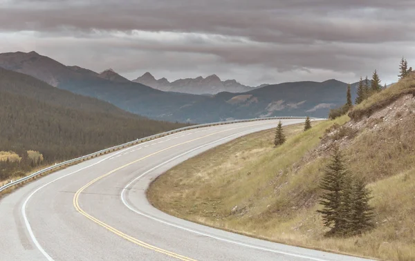 Estrada Panorâmica Nas Montanhas Fundo Viagem Homem Indo Fundo Nascer — Fotografia de Stock