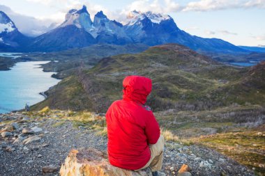 Şili 'deki Torres del Paine Ulusal Parkı' ndaki güzel dağ manzaraları. Dünyaca ünlü yürüyüş bölgesi.